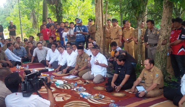 Dialog antara warga Sarolangun dengan Menteri PU
